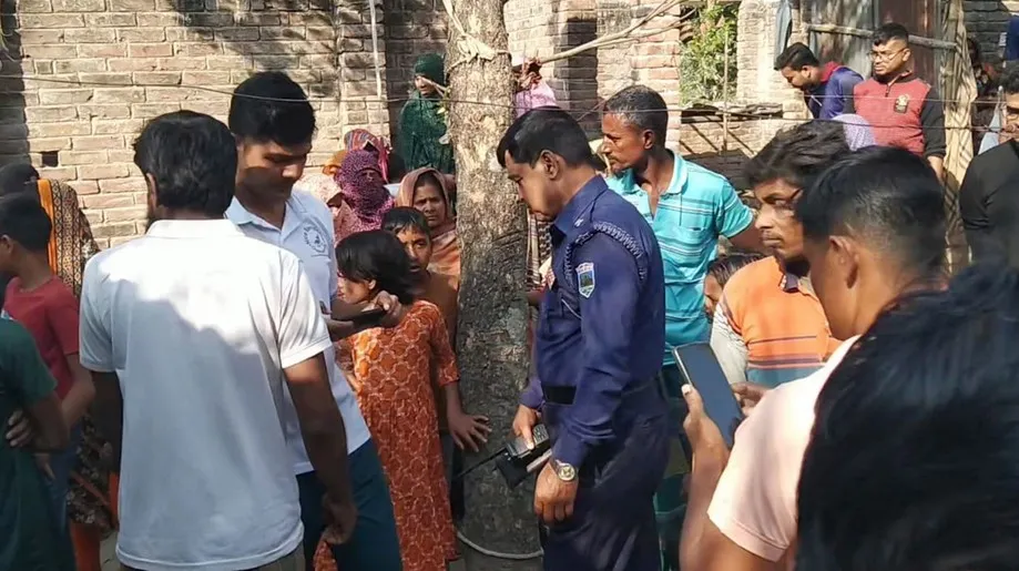 নেশার টাকার জন্য বাবাকে কুপিয়ে হত্যা করল ছেলে